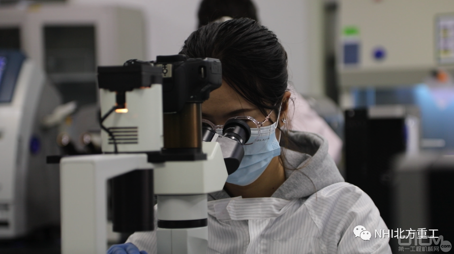 2月21日,甘肃健顺生物科技有限公司研发人员正在使用电子显微镜观察